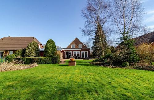 Leezdorf House | Holiday Home 'Leezdorf Ostfriesland' with Private Terrace, Private Garden and Wi-Fi