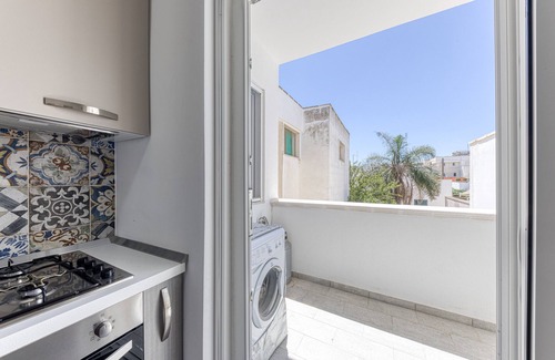 Lido Marini House | Holiday Home 'Lido Marini Vicino La Spiaggia' with Balcony and Air Conditioning