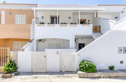 Lido Marini House | Holiday Home 'Lido Marini Vicino La Spiaggia' with Balcony and Air Conditioning