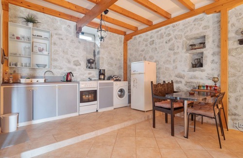 Fternon House | Holiday Home 'Linaki' with Sea View, Wi-Fi and Air Conditioning