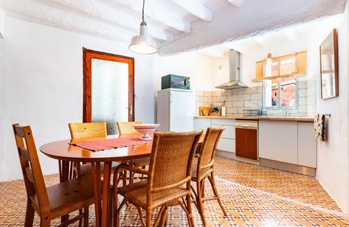 Traiguera House | Holiday Home 'Linda' with Private Terrace, Balcony and Wi-Fi