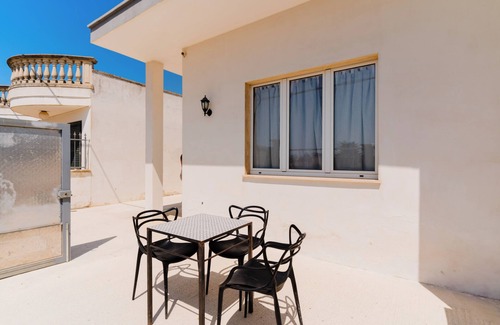 Sant'Isidoro House | Holiday Home 'Lu Sule' with Sea View, Shared Garden and Air Conditioning