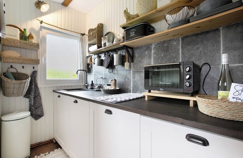Hennstedt House | Holiday Home "Lütte Hütte" with Private Terrace and Wi-Fi