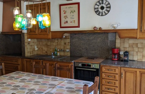 Cambounes House | Holiday Home 'Maison De Vacances En Campagne' with Private Terrace, Private Garden and Wi-Fi