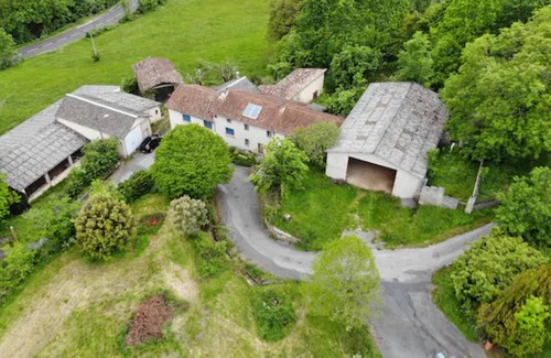 Cambounes House | Holiday Home 'Maison De Vacances En Campagne' with Private Terrace, Private Garden and Wi-Fi