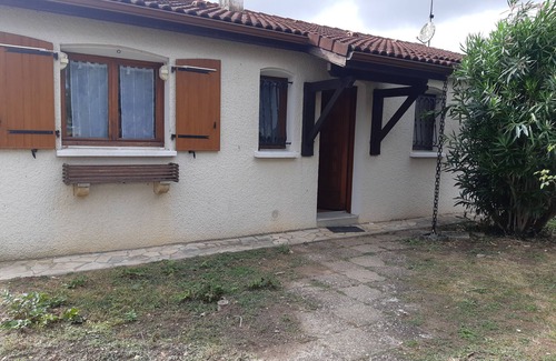Saintes House | Holiday Home 'Maison De Famille' with Private Terrace and Private Garden