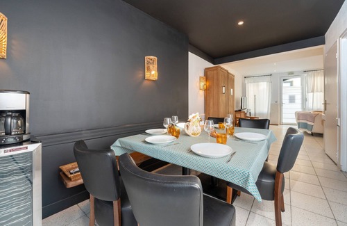Groix House | Holiday Home 'Maison De Vacances' with Private Terrace, Private Garden and Wi-Fi