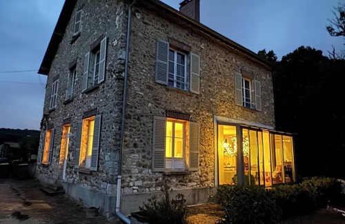 Crespieres House | Holiday Home 'Maison De Campagne Vers Versailles' with Private Terrace, Private Garden and Wi-Fi
