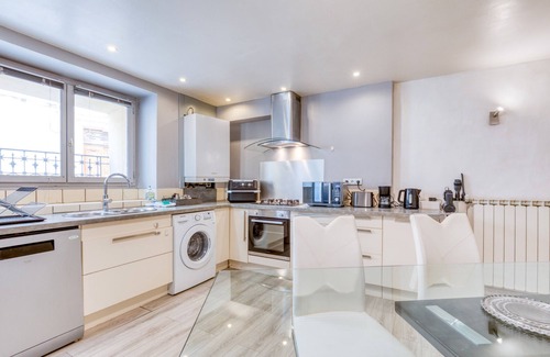 Lansargues House | Holiday Home 'Maison De Village' with Private Terrace, Wi-Fi and Air Conditioning