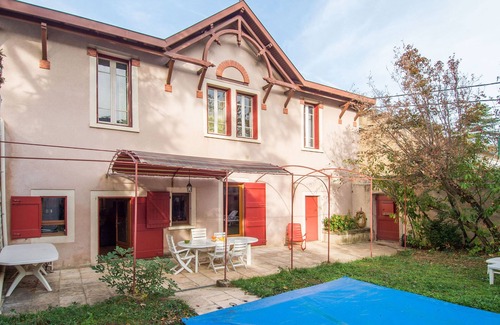 Millau House | Holiday Home 'Maison Piscine Sud France' with Private Pool, Private Terrace and Wi-Fi