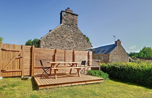 Hengoat House | Holiday Home 'Maison Pozadenn' with Private Terrace, Private Garden and Wi-Fi