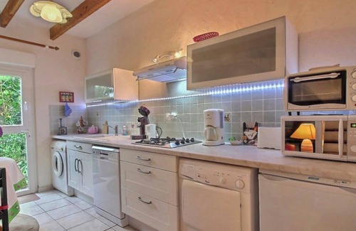 Lannion House | Holiday Home 'Maison Ty Bihan' with Private Terrace, Private Garden and Wi-Fi