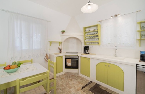 Aliki House | Holiday Home "Maria's Village Villa Anemomylos" with Sea View, Private Terrace & Wi-Fi