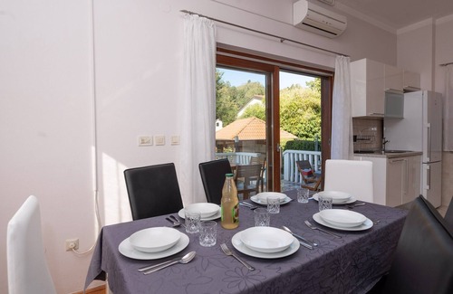 Opric House | Holiday home mit Klimaanlage und Garten