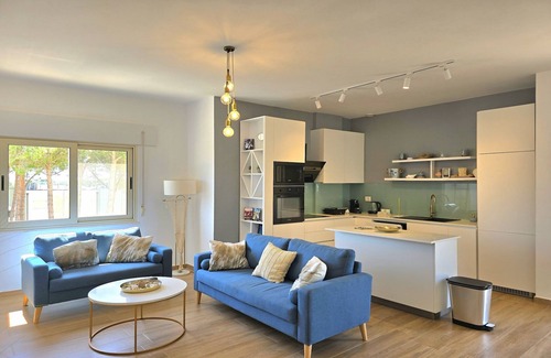 Ishem Apartment | Holiday Home near Il Gambero Beach