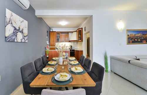 Galovac House | Holiday Home Noa - Four Bedroom Holiday Home with Swimming Pool