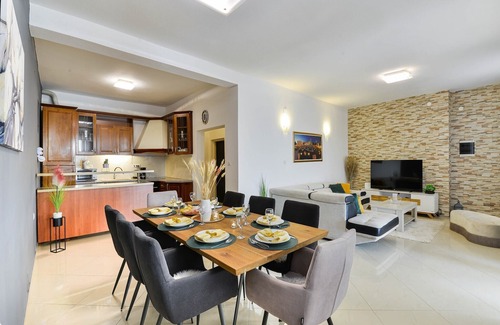 Galovac House | Holiday Home Noa - Four Bedroom Holiday Home with Swimming Pool