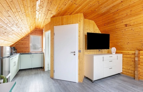 Niederfinow House | Holiday Home 'Obergeschoss' with Balcony and Wi-Fi
