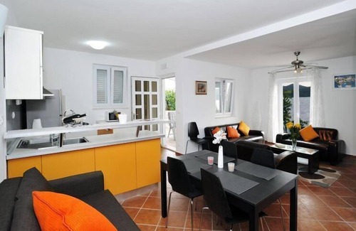 Slano House | Holiday Home Odiseja- One Bedroom Apartment with Terrace and Sea View