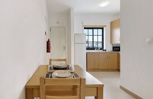 Quinta do Anjo Apartment | Holiday Home "Palmela Village" with Shared Pool, Balcony & Wi-Fi