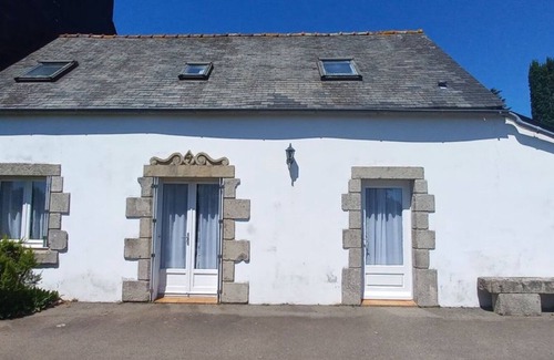 Pluguffan House | Holiday Home 'Pays Entre Terre Et Mer' with Private Terrace, Private Garden and Wi-Fi