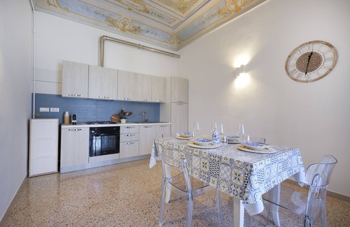 Old Town Cisternino House | Holiday Home 'Pierre Home' with Balcony and Wi-Fi
