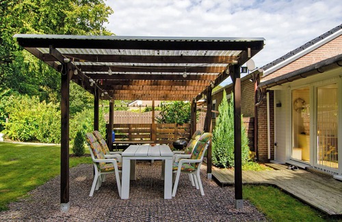 Berumbur House | Holiday Home 'Piet' with Private Terrace, Private Garden and Wi-Fi