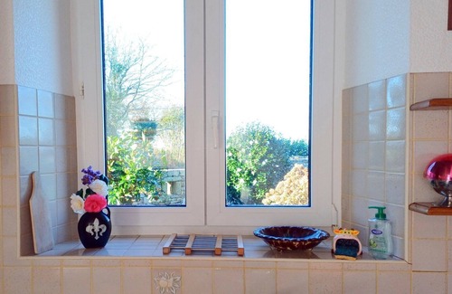 Mahalon Cottage | Holiday Home 'Plain-pied' with Private Terrace, Shared Garden and Wi-Fi