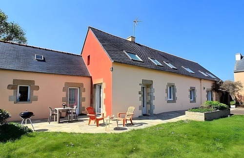 Mahalon Cottage | Holiday Home 'Plain-pied' with Private Terrace, Shared Garden and Wi-Fi