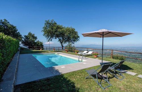 Giugnano House | Holiday Home 'Podere Calistri' with Mountain View, Wi-Fi and Air Conditioning