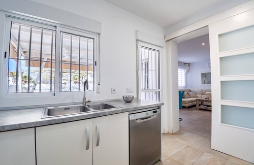 Punta Umbria House | Holiday Home 'Precioso Chalet A Pie De Playa' with Sea View, Wi-Fi and Air Conditioning