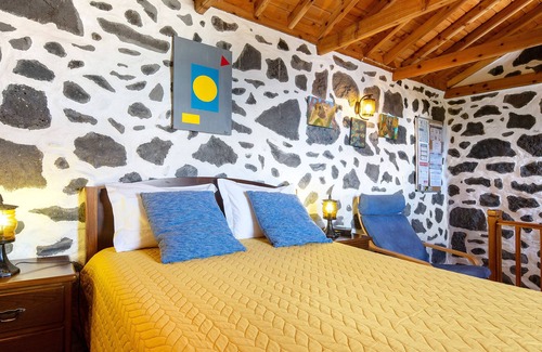 Calheta de Nesquim House | Holiday Home 'Adega Velha' with Sea View, Private Garden and Wi-Fi