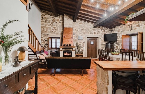 Montalegre House | Holiday Home 'Casa Com 4 Quartos' with Shared Terrace, Balcony and Wi-Fi