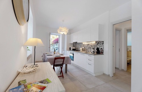 Comero House | Holiday Home 'Residenza Jasmine Grey Apartment' with Private Garden and Wi-Fi
