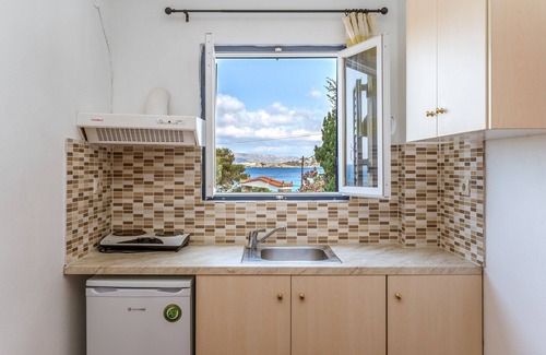 Batsi House | Holiday Home 'Seaview Mastrozanne Studio 5 Andros' with Sea View, Wi-Fi and Air Conditioning