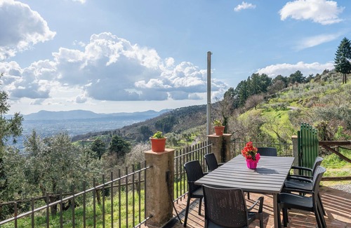 Petrognano House | Holiday Home 'Serena a Capannori' with Private Terrace, Private Garden and Wi-Fi