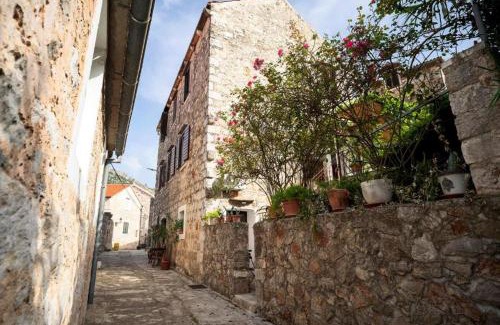 Pitve Apartment | Holiday Home Skala with hot tub & Kala with terrace