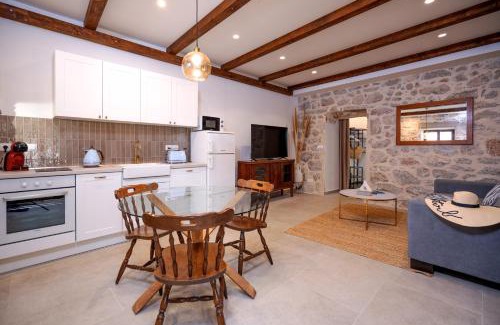 Pitve Apartment | Holiday Home Skala with hot tub & Kala with terrace