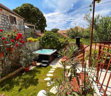 Pitve Apartment | Holiday Home Skala with hot tub & Kala with terrace
