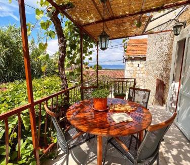 Pitve Apartment | Holiday Home Skala with hot tub & Kala with terrace