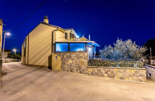 Risika House | Holiday Home Svjetlana