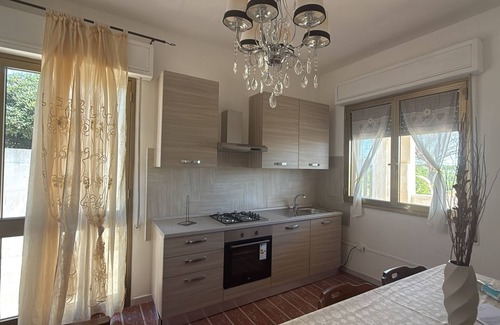 Padula Fede House | Holiday Home 'Villa Respiro Azzurro' with Private Garden and Air Conditioning