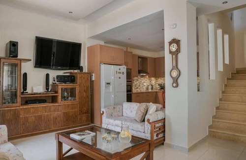 Ratzakli House | Holiday Home 'Villa Evita' with Sea View, Garden, Terrace & Wi-Fi