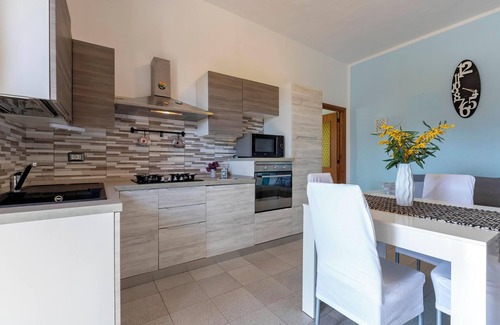 Palmadula House | Holiday Home 'Villetta I Pitosfori' with Terrace, Garden & Wi-Fi