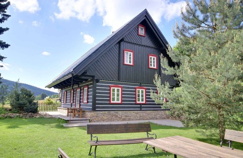 Horni Marsov House | Holiday home with stylish wooden furniture