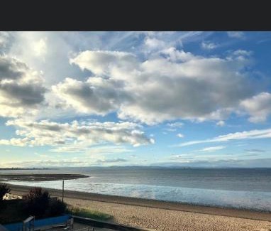 Musselburgh House | Holiday Home with free parking & 4min to Edinburgh Warverly