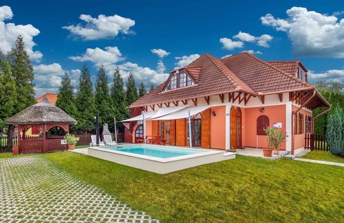 Balatonbereny House | Holiday home with outdoor pool and air conditioning