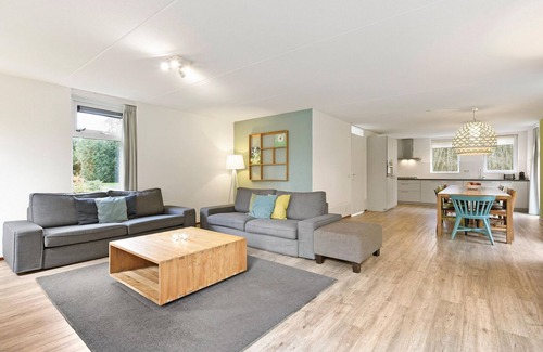 Midlaren House | Holiday Home with sauna in a holiday park