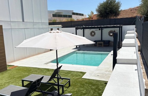 Albolote House | Holiday Home 'Your Private Paradise with Pool' with Mountain View, Wi-Fi and Air Conditioning