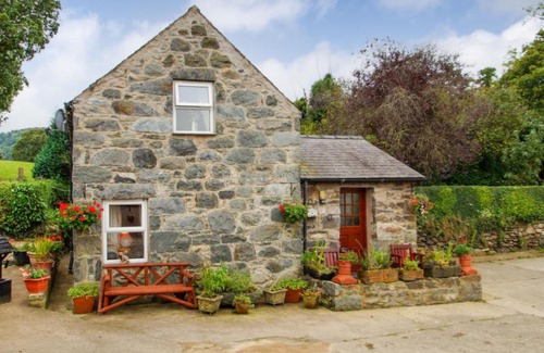 Henryd House | Holiday Home Yr Hen-Ryd by Interhome